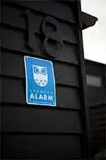 Larm Malmö: Larmskylt från Svenska Alarm på ett hus hos en kund.