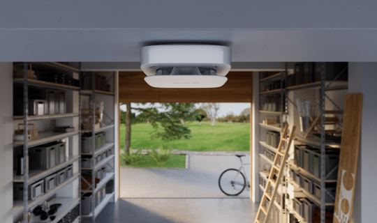 En prisvinnande rökdetektor från Svenska Alarm är uppsatt i ett garage, och visar dess högkvalitativa design och funktion